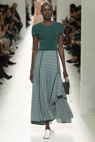 Look 16